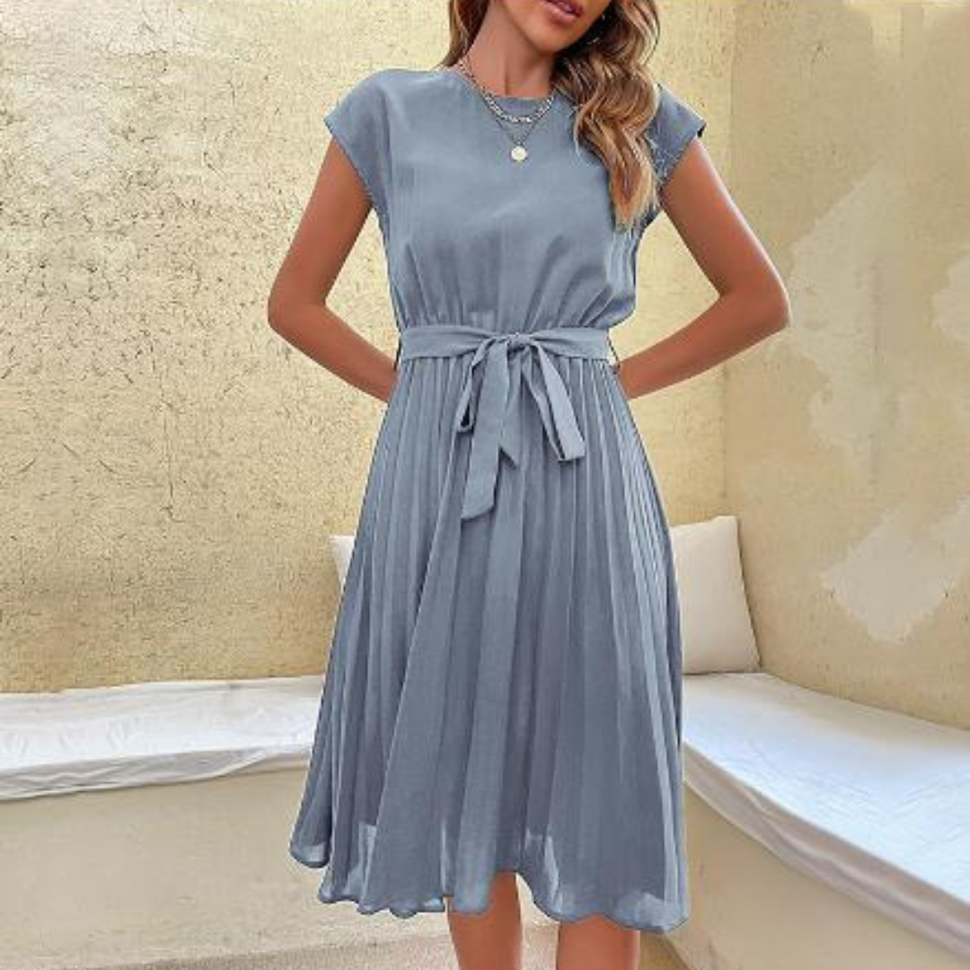Pleated dress with short sleeves