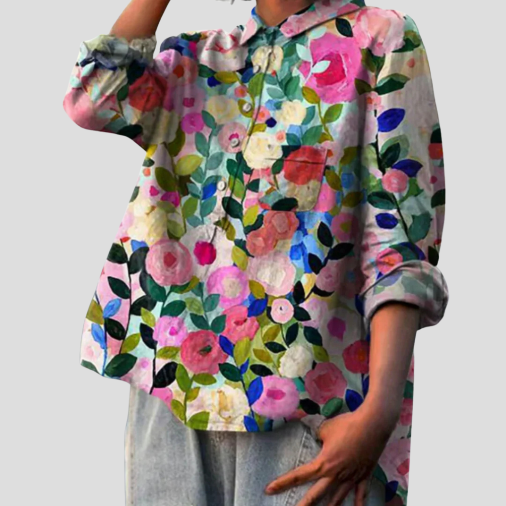 Blusa feminina intemporal com estampado floral suave