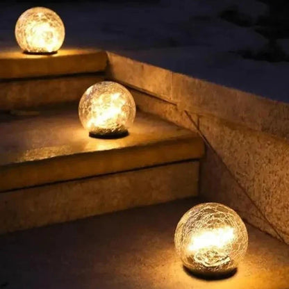 Lámpara solar de jardín con efecto de vidrio agrietado para crear una iluminación exterior ambiental