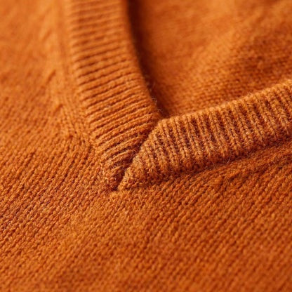 Gestrickter Pullover mit V-Ausschnitt
