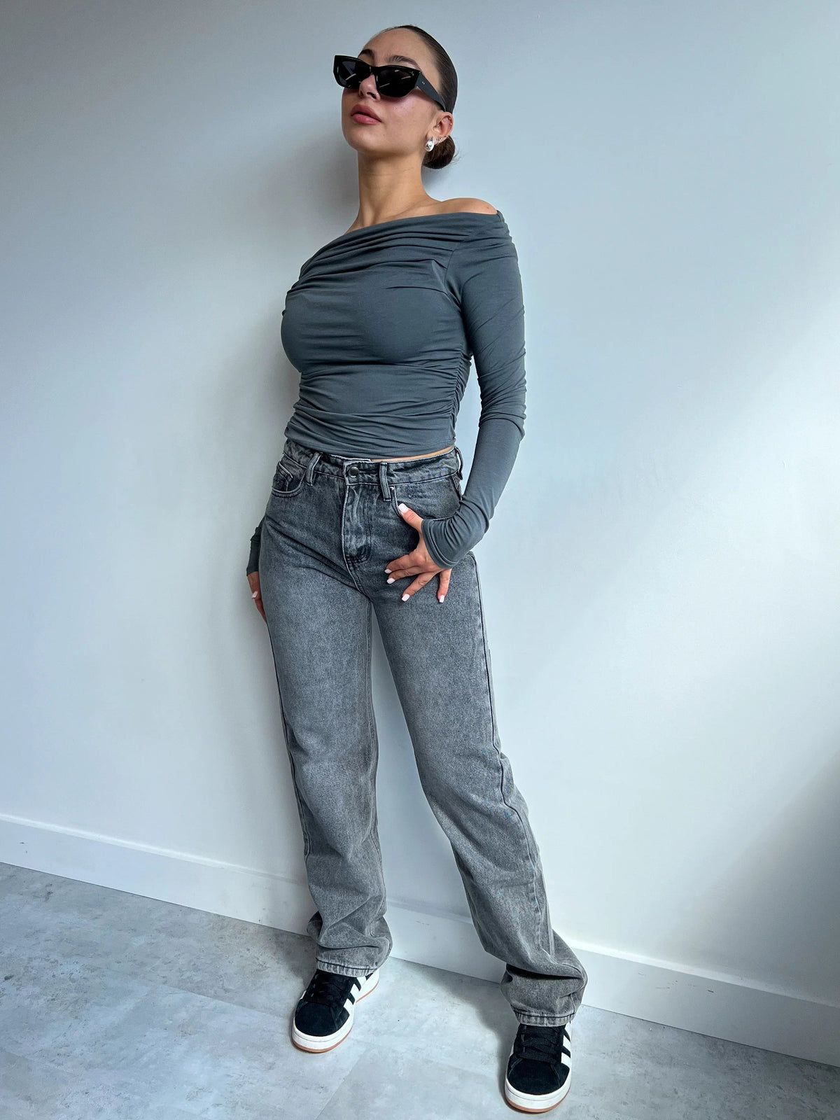 Trendy High-Waisted Jeans for Women with Straight Legs and Ripped Details