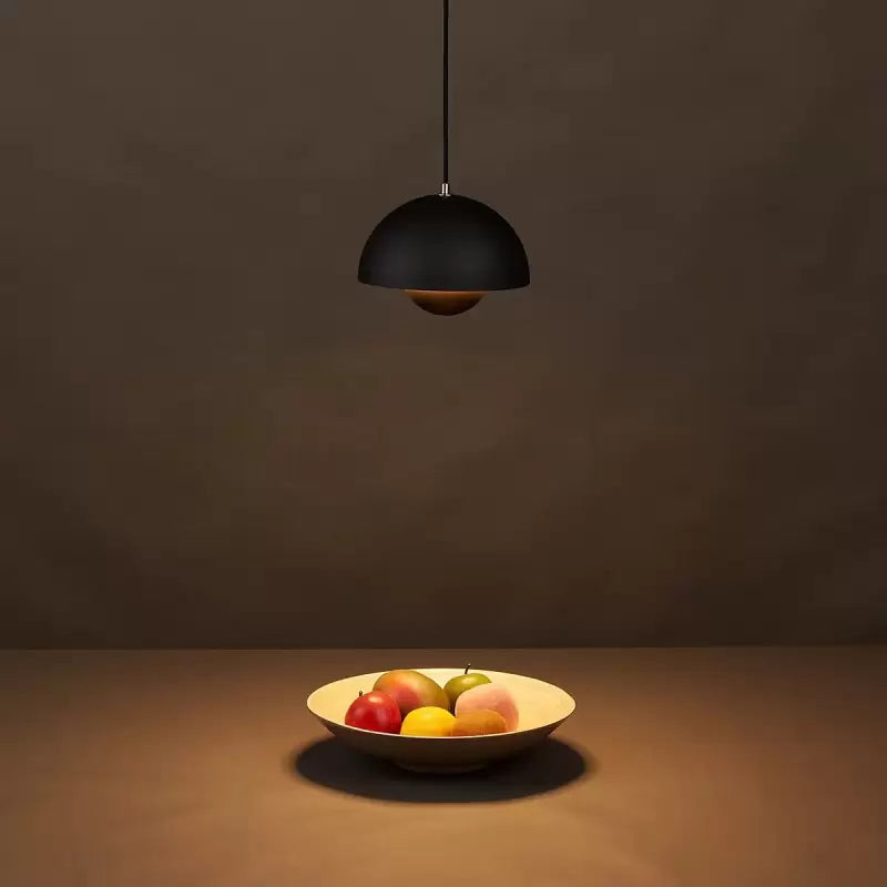 Elegantná drevená stropná lampa s teplým svetlom