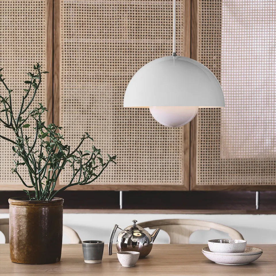 Elegantná drevená stropná lampa s teplým svetlom
