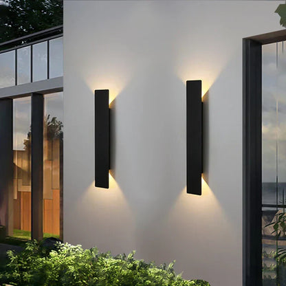 Elegante lampada da parete per esterni dal design verticale e con luce LED calda