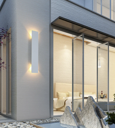 Elegante lampada da parete per esterni dal design verticale e con luce LED calda