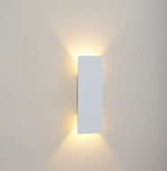 Elegante lampada da parete per esterni dal design verticale e con luce LED calda