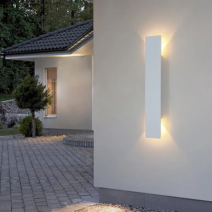 Elegante lampada da parete per esterni dal design verticale e con luce LED calda