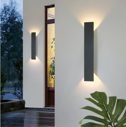 Elegante lampada da parete per esterni dal design verticale e con luce LED calda