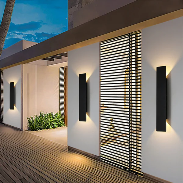 Elegante lampada da parete per esterni dal design verticale e con luce LED calda