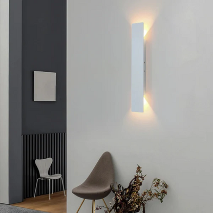Elegante lampada da parete per esterni dal design verticale e con luce LED calda