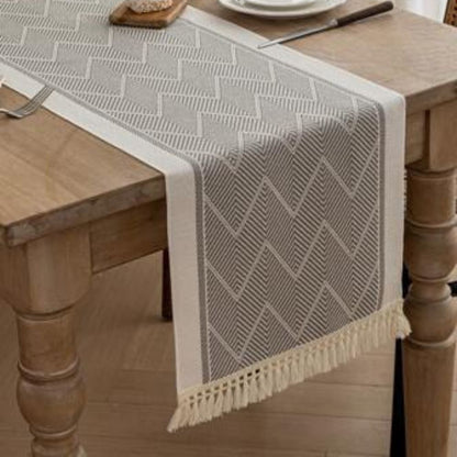 Runner da tavola intrecciato con motivo a zigzag e frange, per una tavola elegante