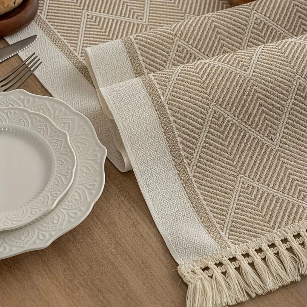 Runner da tavola intrecciato con motivo a zigzag e frange, per una tavola elegante