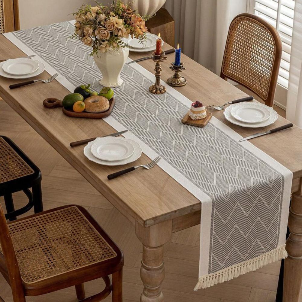 Runner da tavola intrecciato con motivo a zigzag e frange, per una tavola elegante