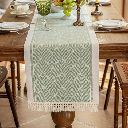 Runner da tavola intrecciato con motivo a zigzag e frange, per una tavola elegante