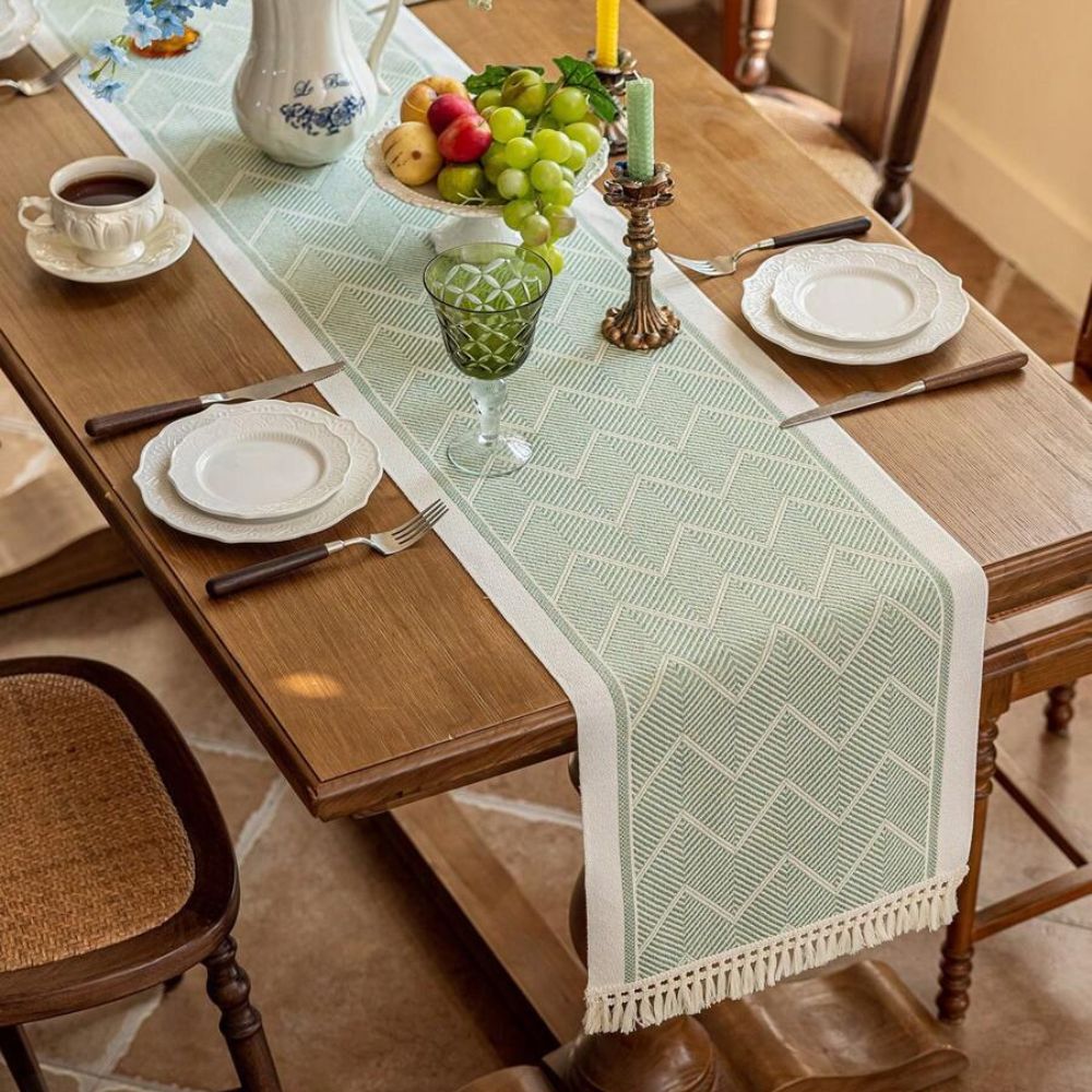 Runner da tavola intrecciato con motivo a zigzag e frange, per una tavola elegante