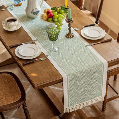 Runner da tavola intrecciato con motivo a zigzag e frange, per una tavola elegante