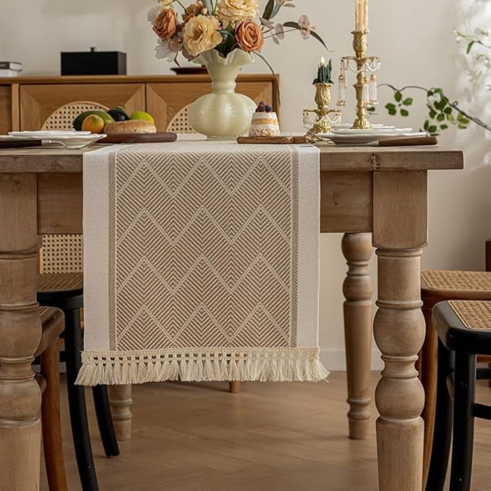 Runner da tavola intrecciato con motivo a zigzag e frange, per una tavola elegante