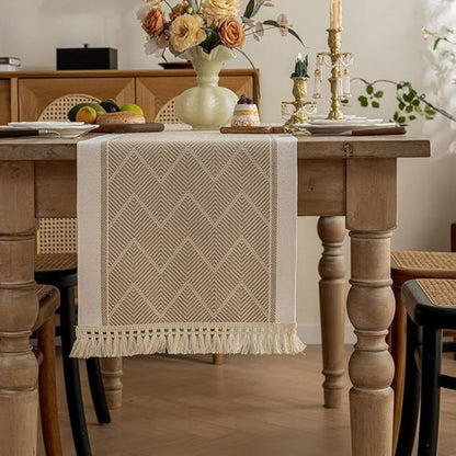 Runner da tavola intrecciato con motivo a zigzag e frange, per una tavola elegante