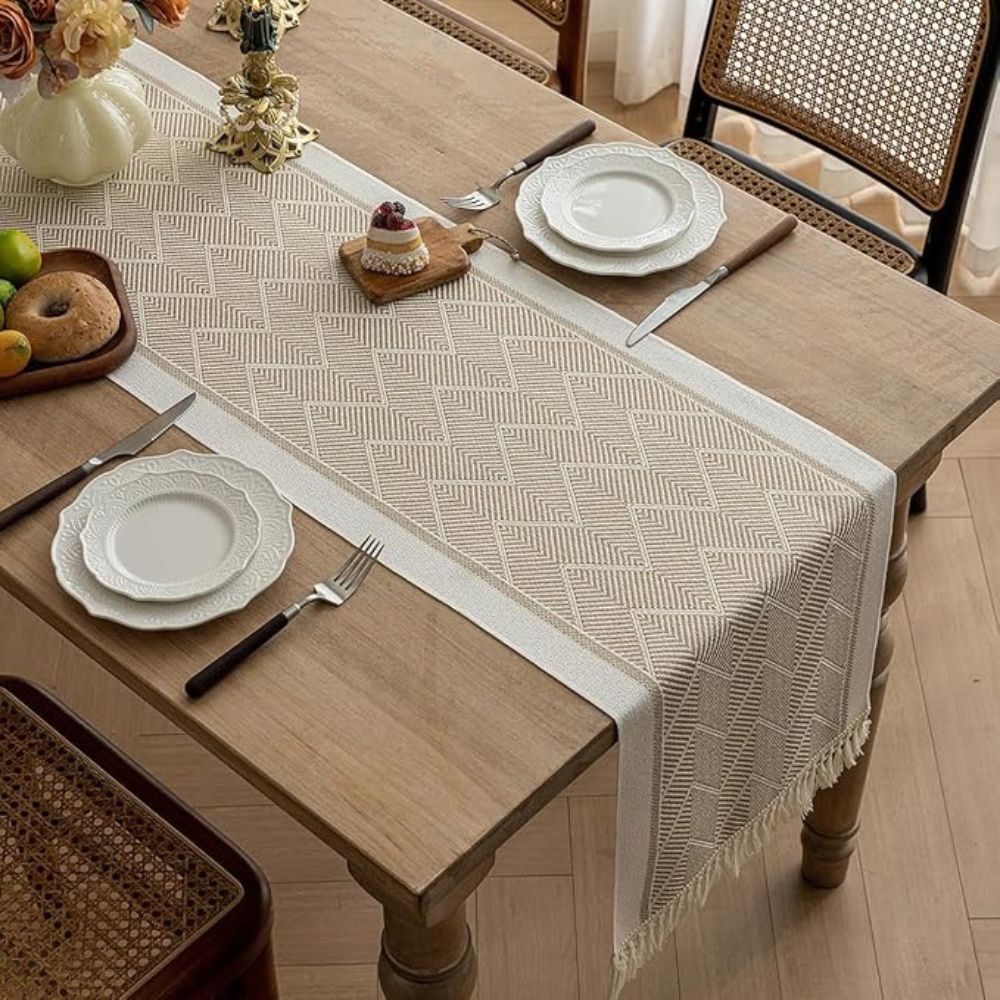 Runner da tavola intrecciato con motivo a zigzag e frange, per una tavola elegante