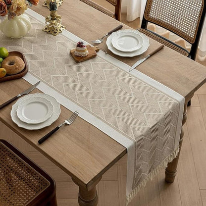 Runner da tavola intrecciato con motivo a zigzag e frange, per una tavola elegante