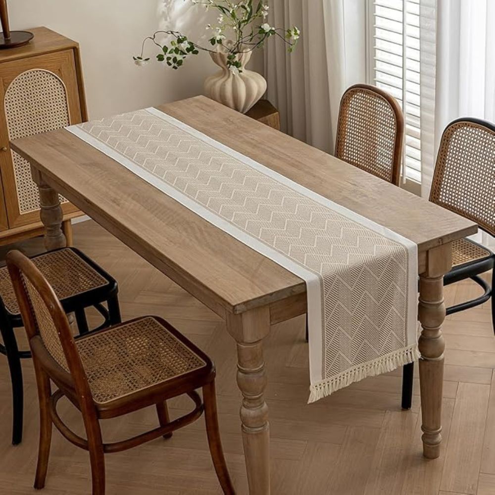 Runner da tavola intrecciato con motivo a zigzag e frange, per una tavola elegante