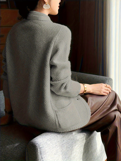 Maglione in maglia da donna con collo alto – comodo e intramontabile