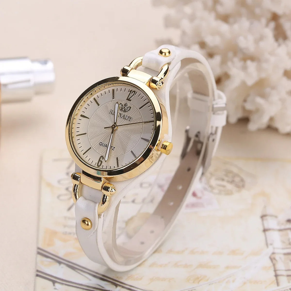 Orologio da donna al quarzo con quadrante inciso e cinturino in pelle vegana