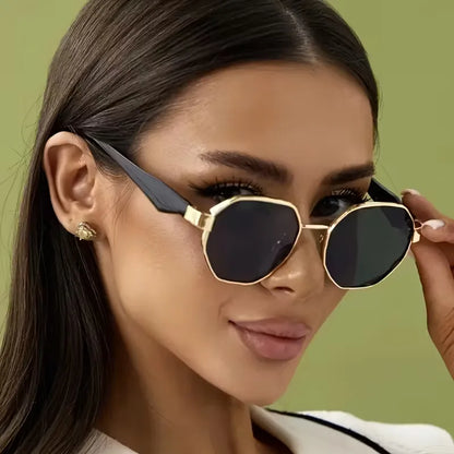 Lunettes de soleil avec monture dorée