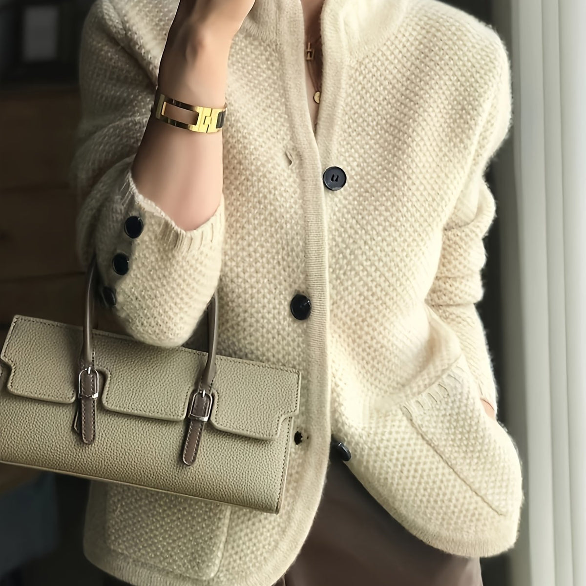 Maglione in maglia da donna con collo alto – comodo e intramontabile