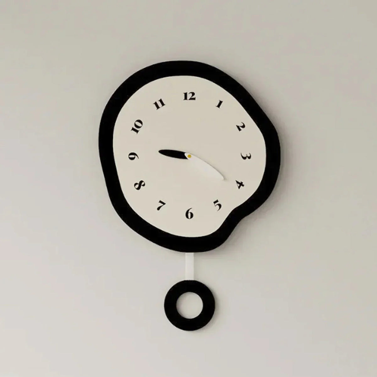 ArtTime - abstracte gedraaide wandklok met slinger - uniek ontwerp