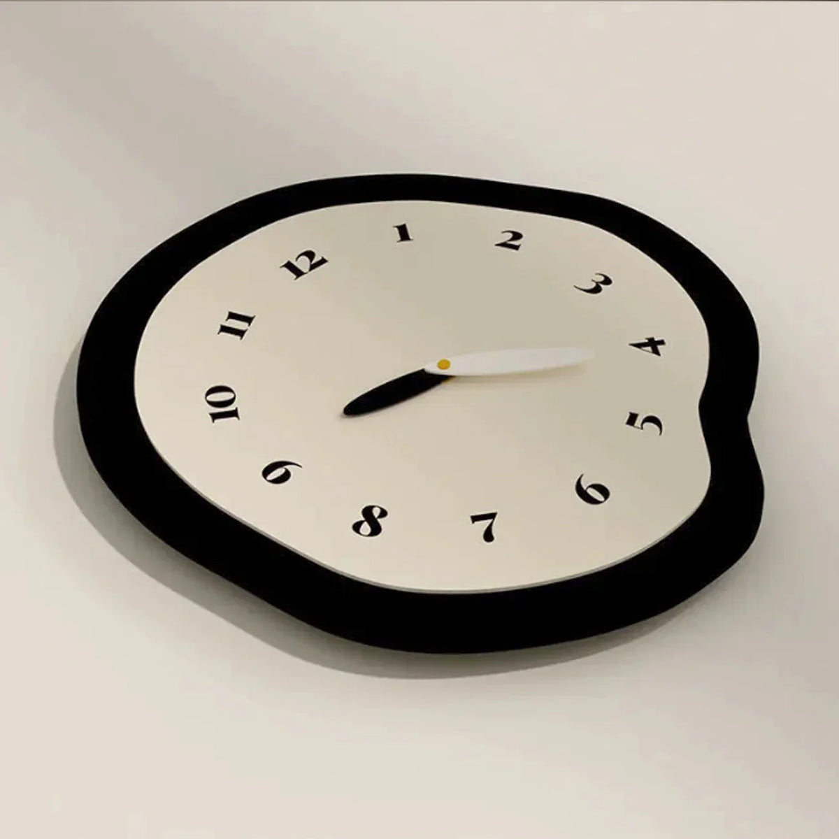 ArtTime - abstracte gedraaide wandklok met slinger - uniek ontwerp