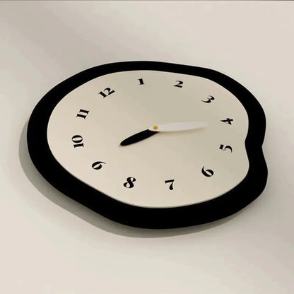 ArtTime - abstracte gedraaide wandklok met slinger - uniek ontwerp
