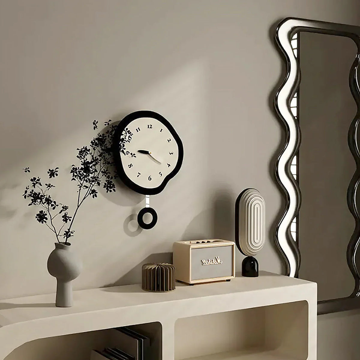 ArtTime - abstracte gedraaide wandklok met slinger - uniek ontwerp
