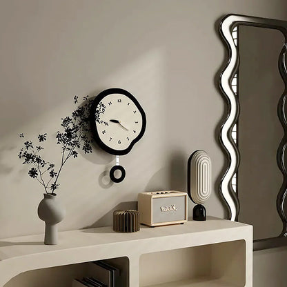ArtTime - abstracte gedraaide wandklok met slinger - uniek ontwerp