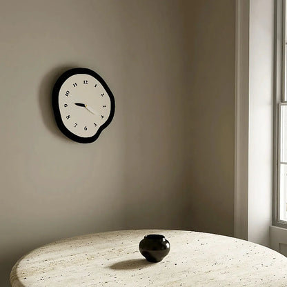 ArtTime - abstracte gedraaide wandklok met slinger - uniek ontwerp