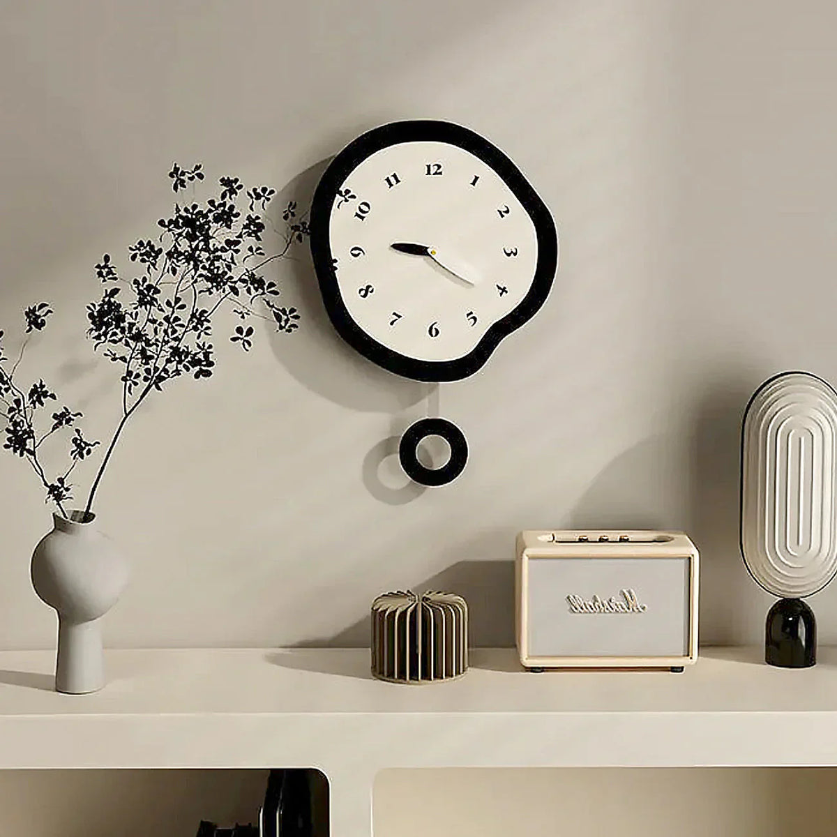 ArtTime - abstracte gedraaide wandklok met slinger - uniek ontwerp