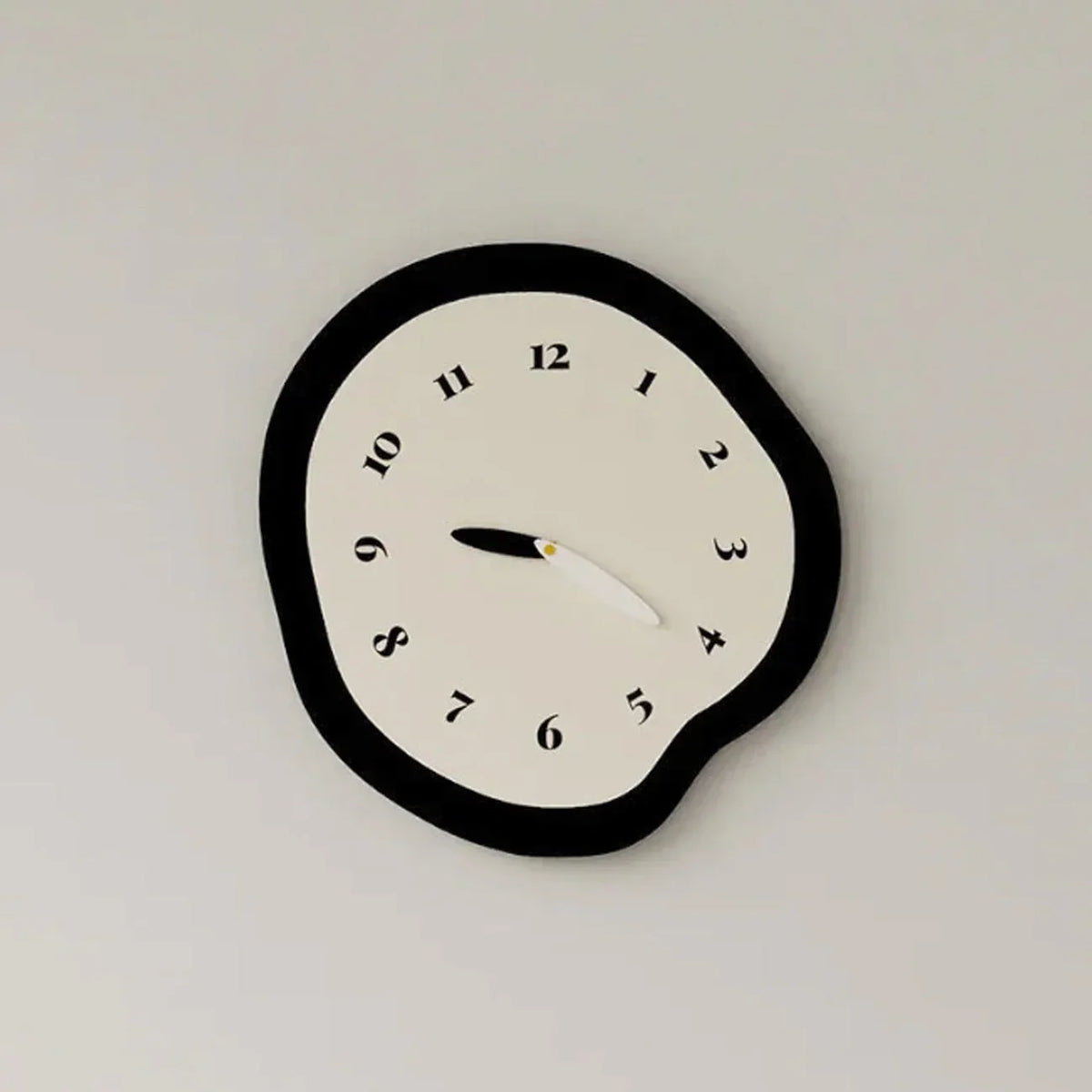 ArtTime - abstracte gedraaide wandklok met slinger - uniek ontwerp