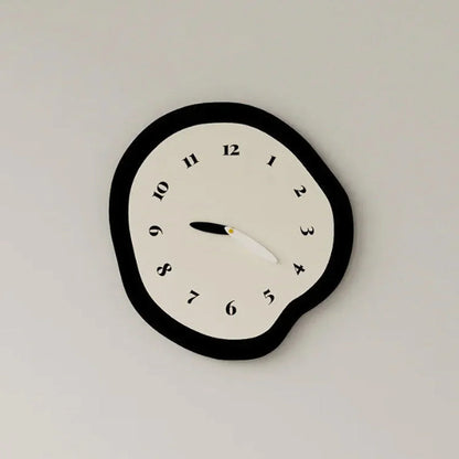 ArtTime - abstracte gedraaide wandklok met slinger - uniek ontwerp