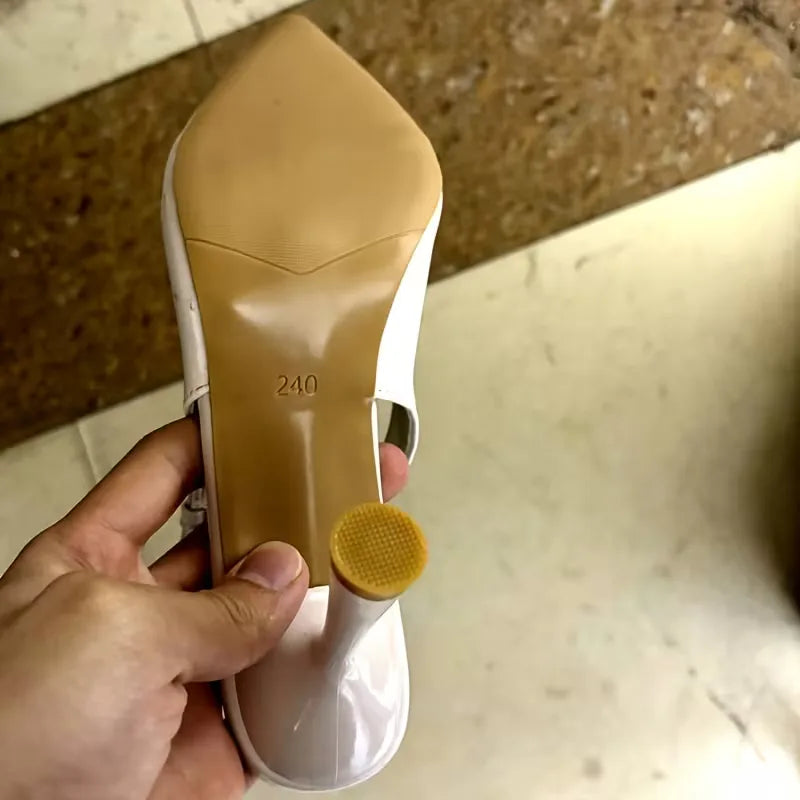 Escarpins à bride arrière avec boucle dorée