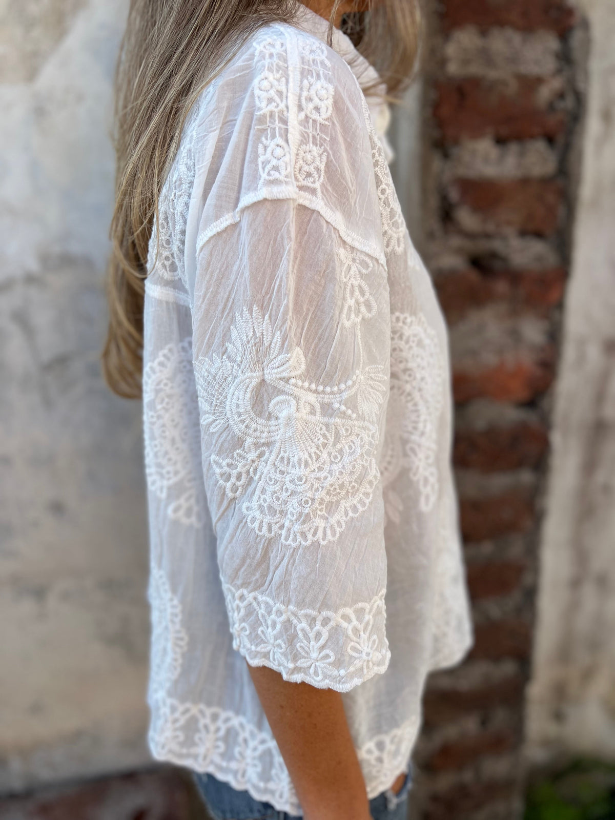 Blouse légère pour femme avec détails en dentelle et col classique