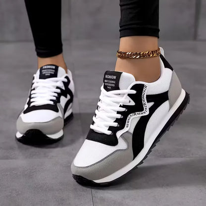 Low sneakers with striped pattern