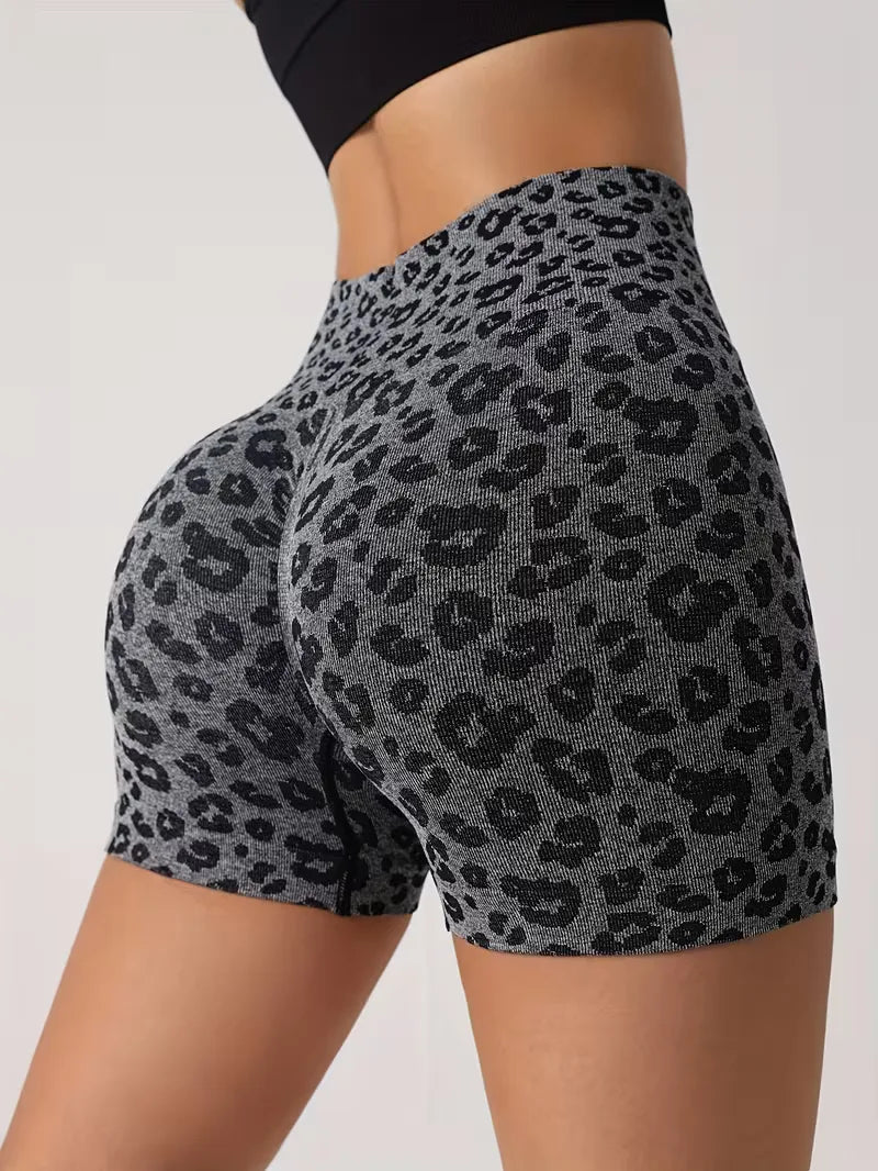 High-waisted shorts with leopard print