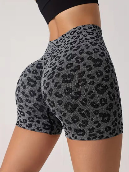High-waisted shorts with leopard print