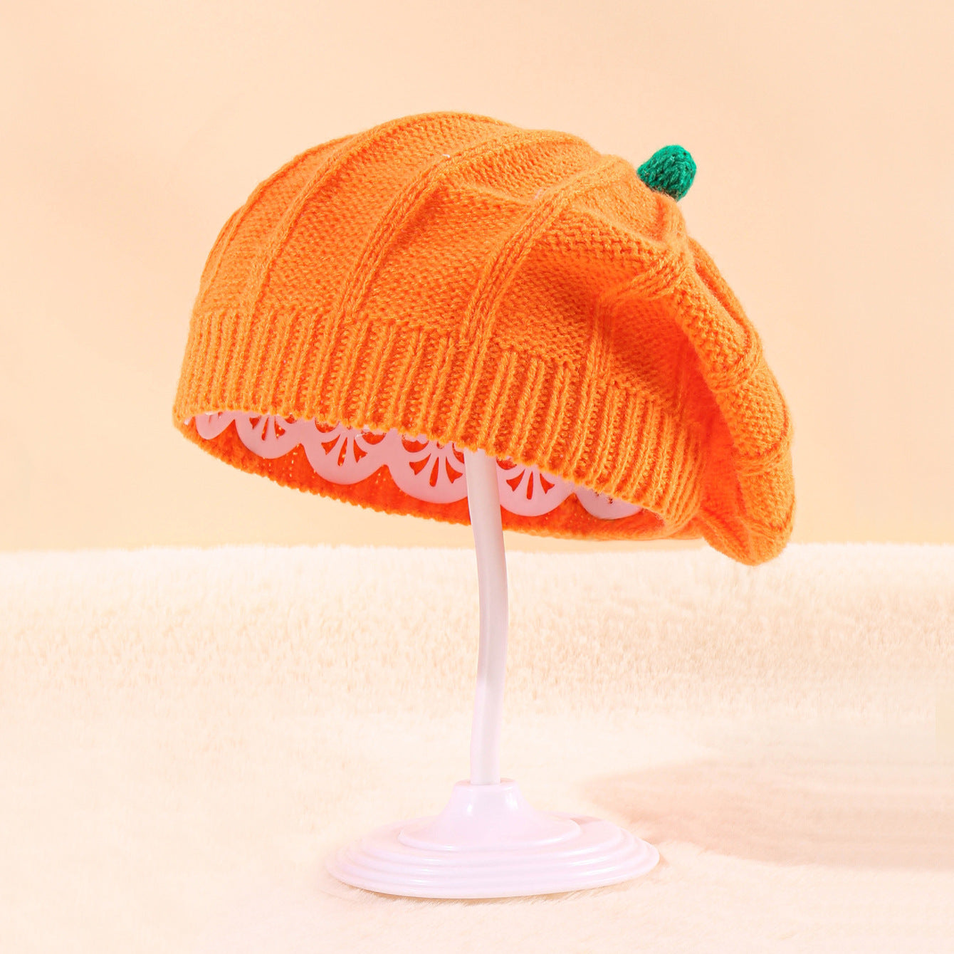 Fröhliche orangefarbene Strickmütze