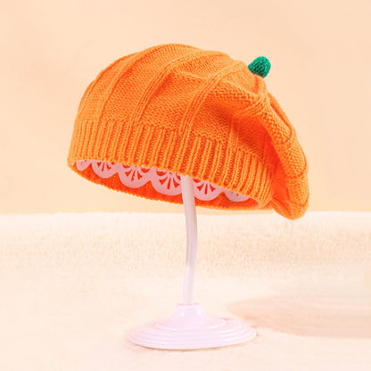 Fröhliche orangefarbene Strickmütze