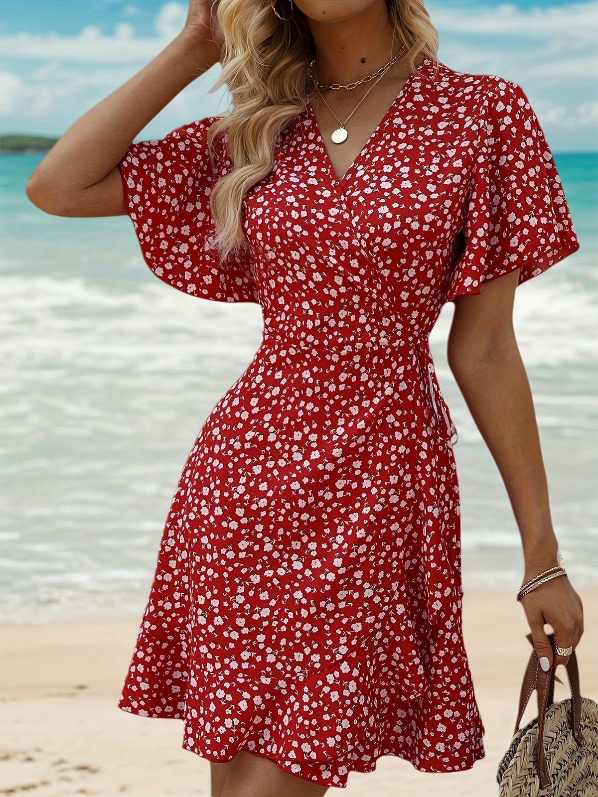 Leichtes Sommerkleid für Damen mit Blumenmuster und elegantem Wickeldesign