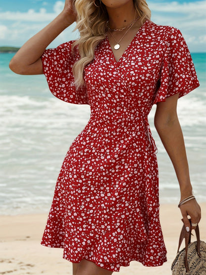 Leichtes Sommerkleid für Damen mit Blumenmuster und elegantem Wickeldesign