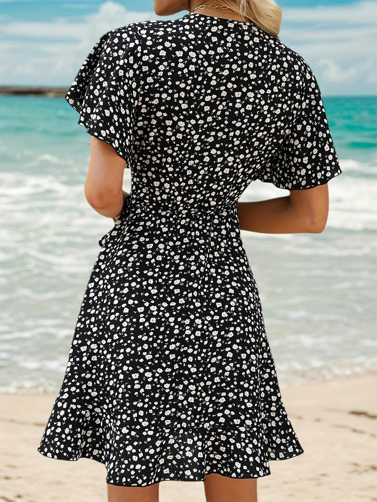Leichtes Sommerkleid für Damen mit Blumenmuster und elegantem Wickeldesign