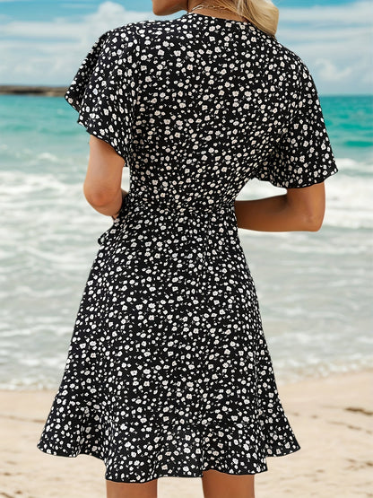 Leichtes Sommerkleid für Damen mit Blumenmuster und elegantem Wickeldesign