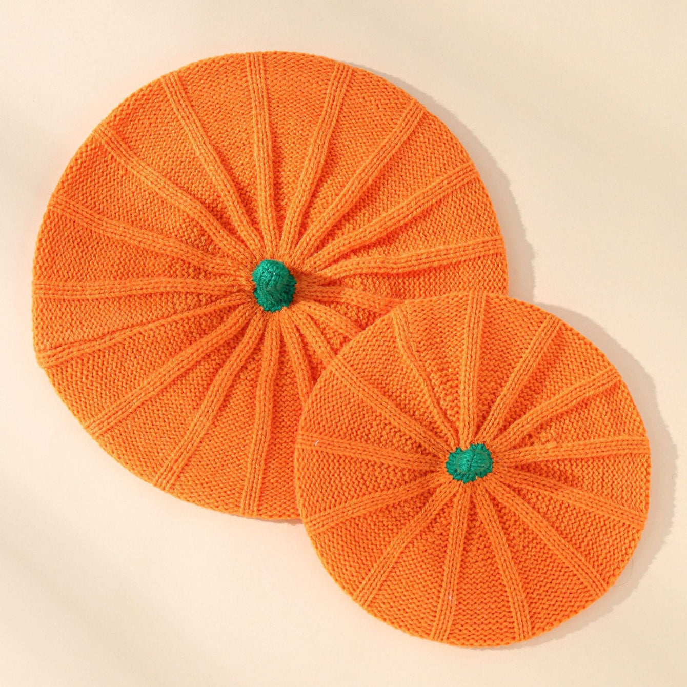 Fröhliche orangefarbene Strickmütze